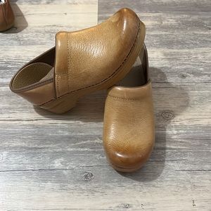 Dansko Distressed Professional Clog Honey Leather size 38